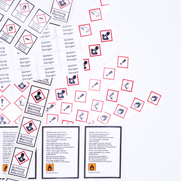 Verschiedene Symbole und Hinweise von Gefahrgutetiketten von Schlegel Etiketten