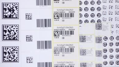Mehrere ausgedruckte Bogen an Barcodeetiketten und QR-Etiketten