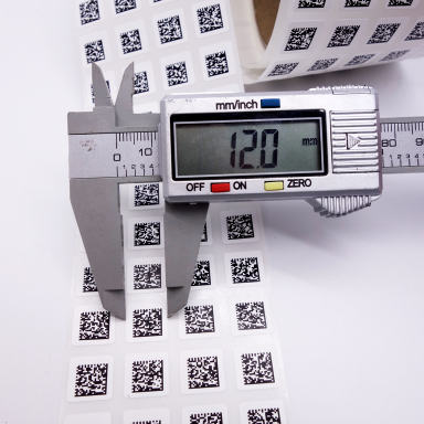 Kleine Datamatrix-Etiketten auf Bogen werden gemessen