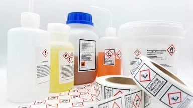 Mehrere Chemikalien mit Gefahrstoffetiketten